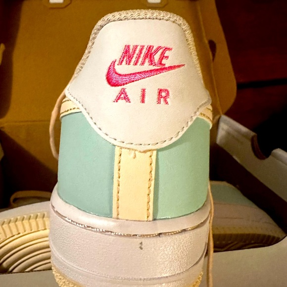 NIKE Air Force 1 (GS 7Y)Women's 8.5) Jade Ice Guava Ice, NEW in Box - Picture 7 of 10